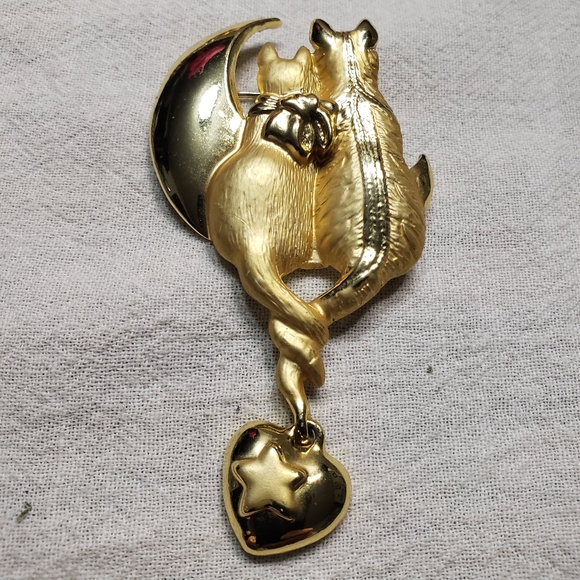 Super Cute Vintage CATTAILS (AJC) Cat's sitting on moon brushed Goldtone brooch - Picture 1 of 9